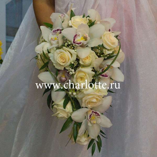 Букет невесты "Оливия" (арт. 842-C)
Букет невесты из белых роз, белых орхидей, гипсофилы с декоративной зеленью на портбукетнице. - фото 2740775 Салон цветов Charlotte 