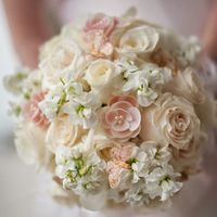 Нежный букет невесты в бело-розовых тонах из фиалок и роз