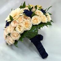 Букет невесты из синих и нежно-розовых роз и гербер 
