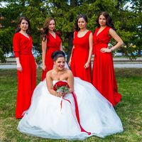 Невеста и подружки в красном