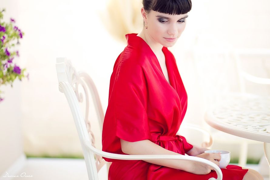 Девушка пьет кофе в красном халате. - фото 2786827 Визажист-стилист Татьяна Халло