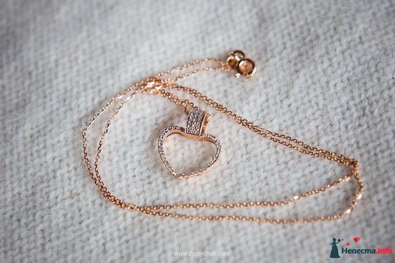 Золотая цепочка на шею с подвеской в виде сердца, инкрустированного бриллиантами  - фото 354341 Карапуся