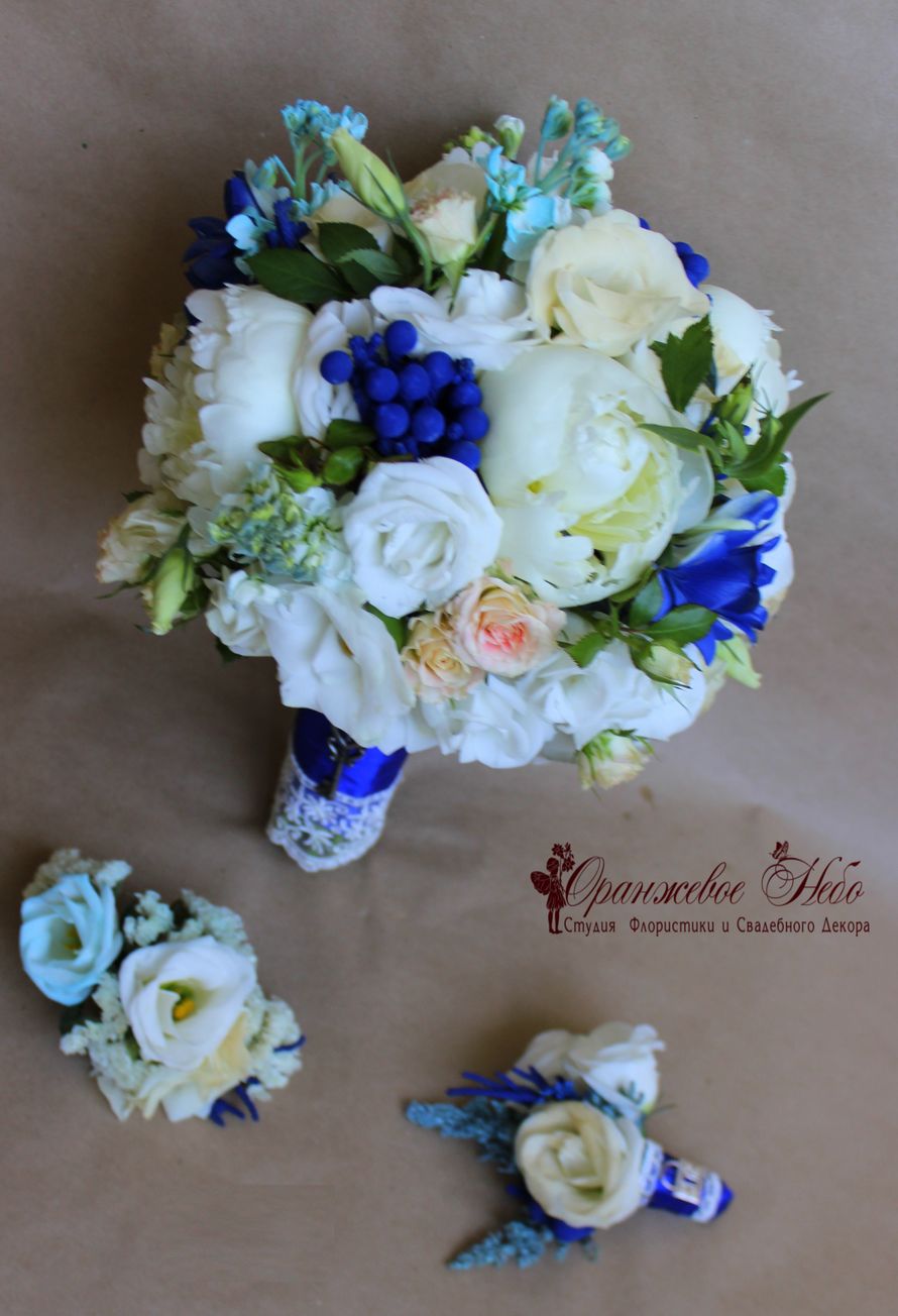 Бело-синий букет невесты с пионами и синей брунией - фото 6175675 Студия флористики и декора Оранжевое Небо