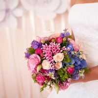 Букет невесты из гортензий, роз, фиалок, хризантем и оринитогалума в розово-голубых тонах
