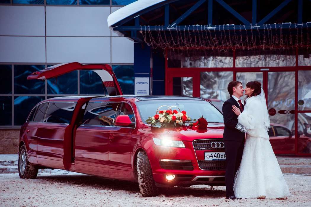 Красный лимузин "AUDI" на фоне ресторана и безумно счастливой пары. - фото 3032981 Прокат эксклюзивных лимузинов "ЛимузёноК"  