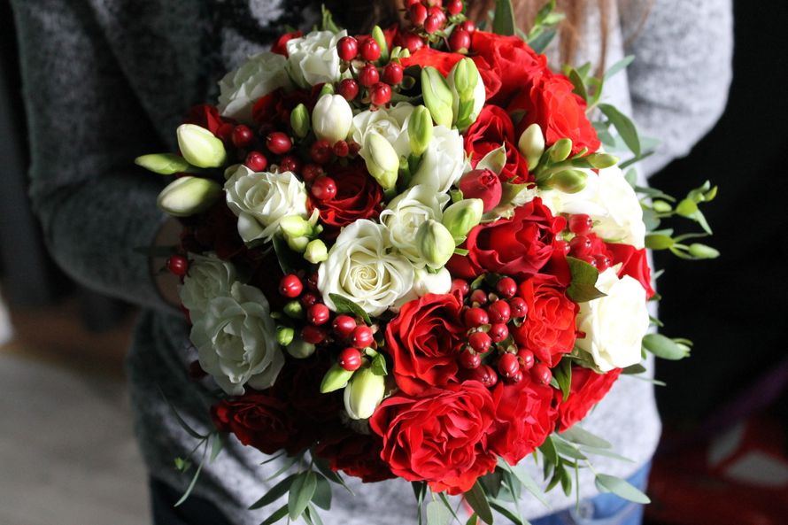 Букет невесты с пионовидными кустовыми розами, фрезией и гипперикумом - фото 7348958 Невеста01