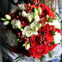 Букет невесты с пионовидными кустовыми розами, фрезией и гипперикумом