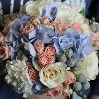 Акварельный букет невесты с розами, брунией, голубой гортензией и кустовой розой