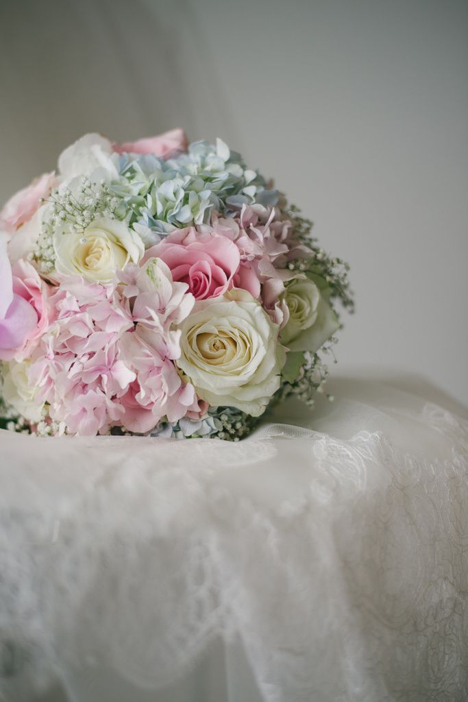 Букет невесты из белых и розовых роз, белой гипсофилы, розовых и нежно-голубых гортензий в стиле Шебби Шик  - фото 3472957 Neordinary