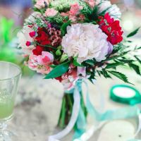 Букет невесты из белых пионов, красных альсромерий и зелени