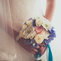 Букет невесты из белых роз, голубых гортензий и сиреневой сабиозы