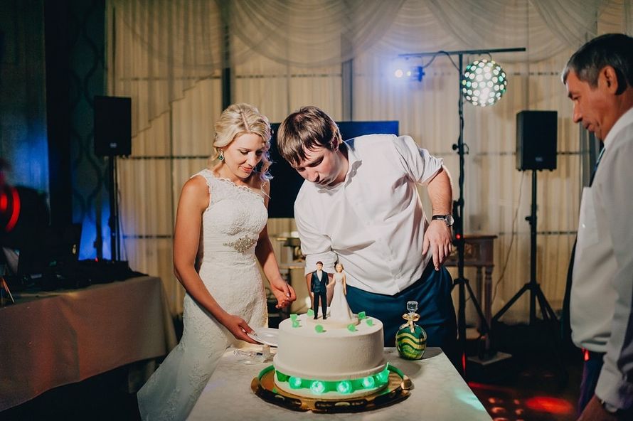 Тортик молодые в миниатюре со светящимися изумрудами из карамели - фото 2982845 Организация и оформление свадьбы Sweet Day