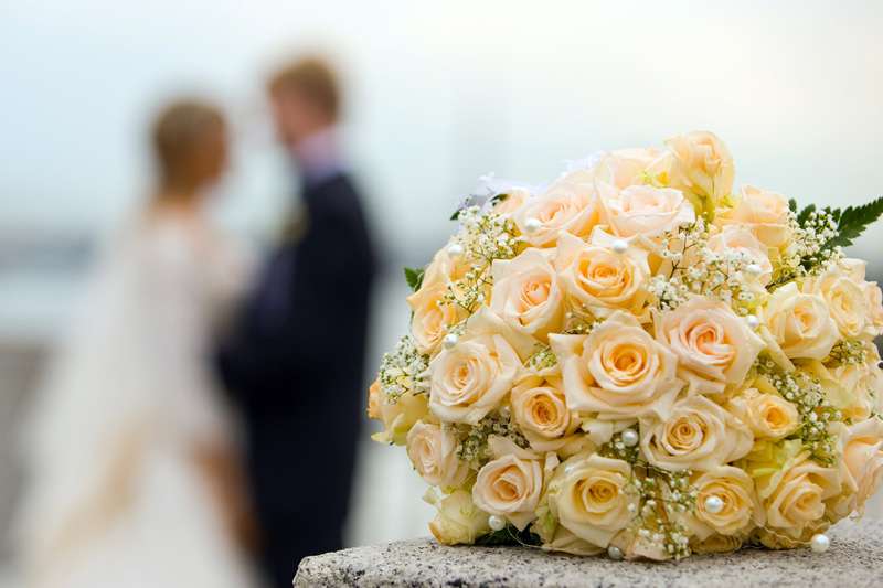 Букет невесты из персиковых роз и белой гипсофилы, декорированный белыми бусинами  - фото 2935755 Тамада в Брянске