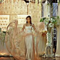 Свадебное платье из белого шёлка