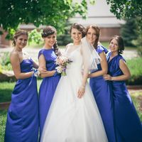 Невеста и её подружки в синих платьях