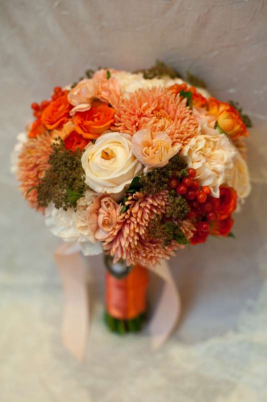 Оранжевый букет невесты из атср, роз и ранункулюсов - фото 2956627 Испанская красота