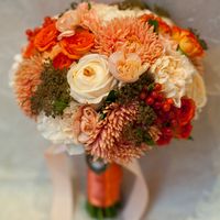 Оранжевый букет невесты из атср, роз и ранункулюсов