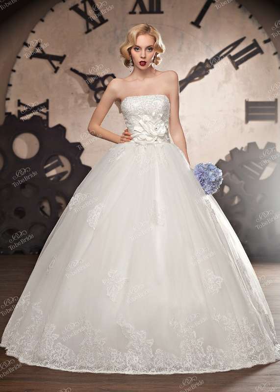 Пышное платье с кружевным подолом и корсетом, на талии декор из крупных белых цветов - фото 2972375 Салон свадебной и вечерней моды "Белый Танец"  