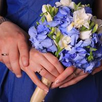 Букет невесты из голубых гортензий и белых фрезий