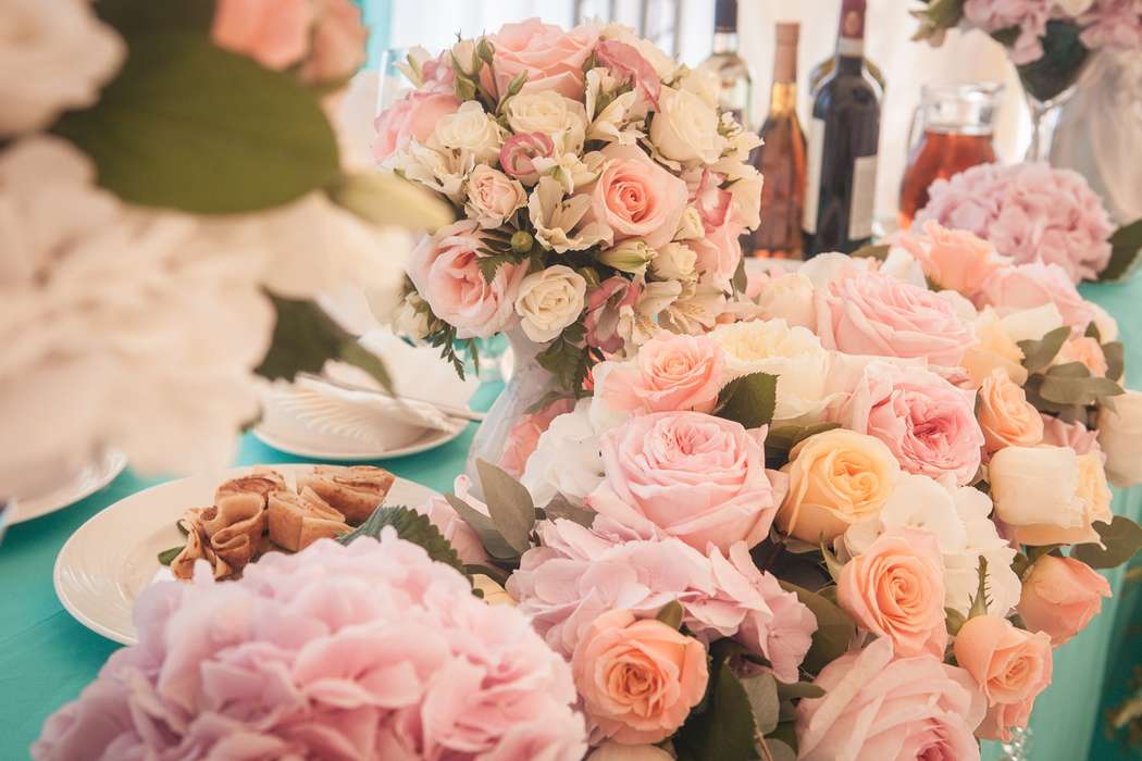 Композиция для стола из чайных, розовых и кремовых роз, пионовидных роз, эвкалипта и розовой гортензии; букет из лилий, розовых и - фото 2987349 "Мастерская Декора и Флористики" - оформление