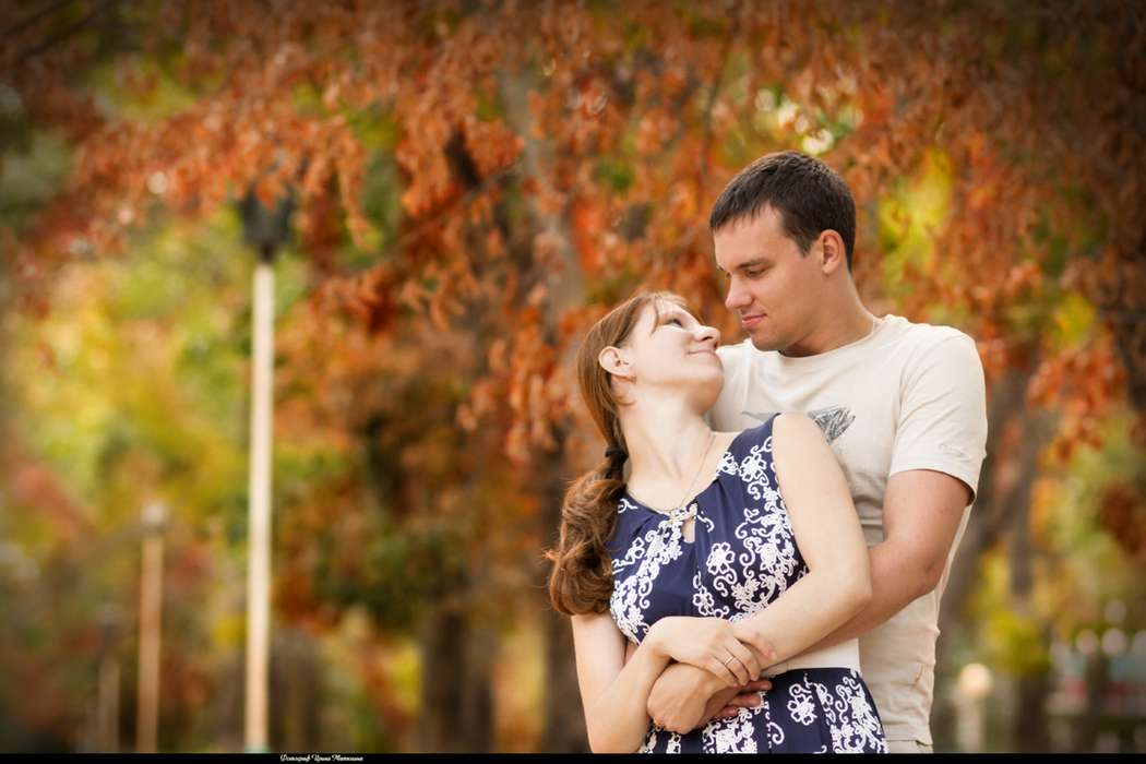 Муж и жена стоят обнявшись в парке. - фото 2991207 Фотограф Ирина Матюхина