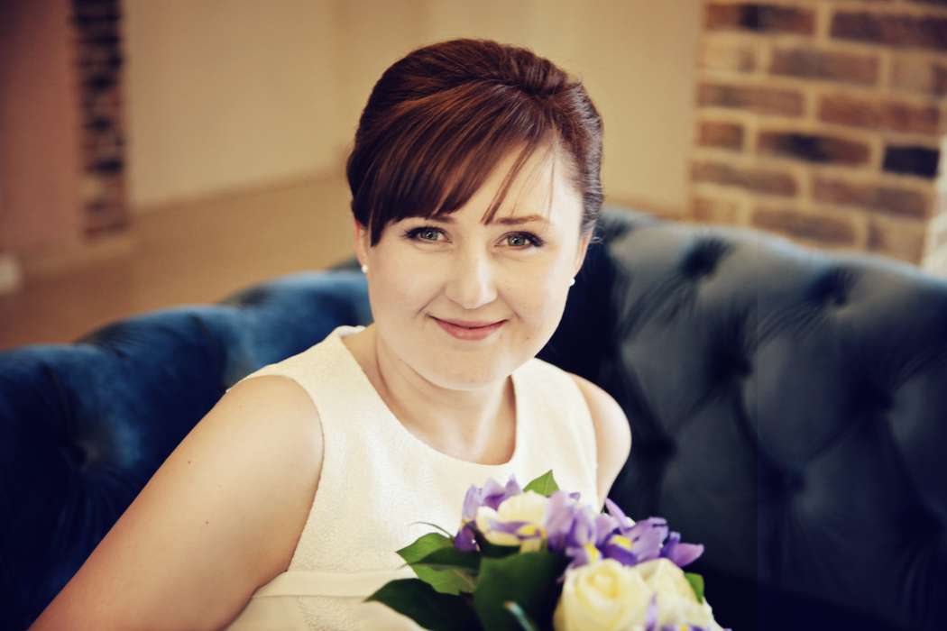 Невеста с прической из собранных волос с челкой на бок, с естественным макияжем - фото 3001945 Фотограф Ира Иванникова 