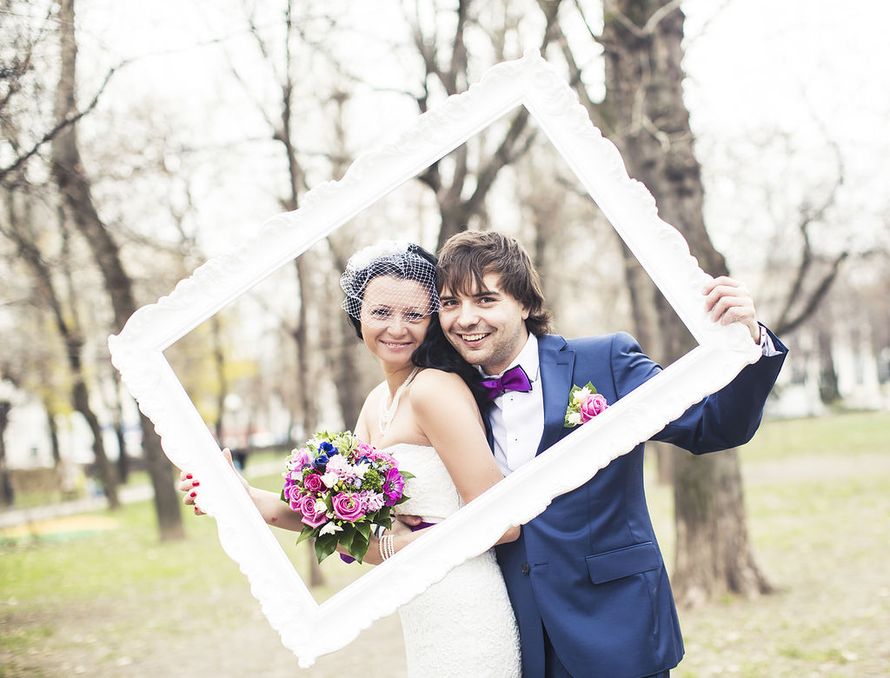 Жених и невеста держат в руках огромную белую фоторамку - фото 3006547 Студия праздников TIFFANY