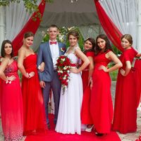 Невеста. жених и подружки в красном