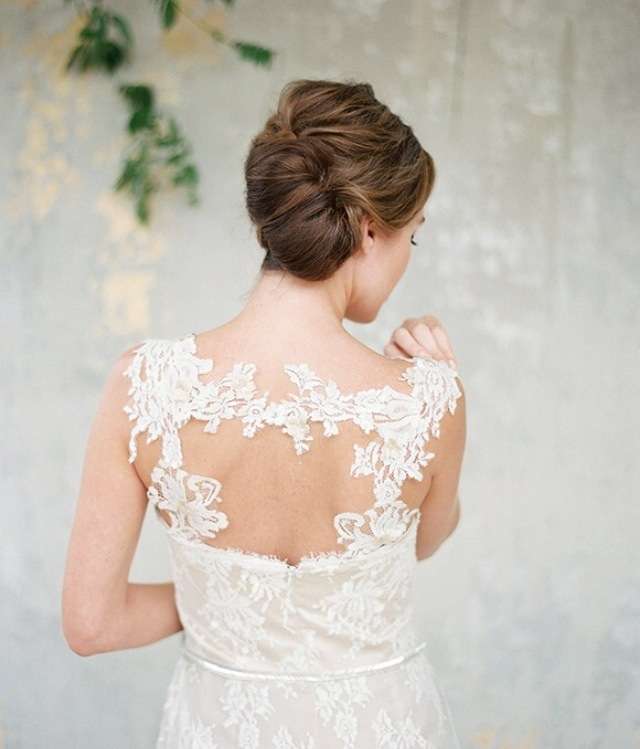 Невеста в приталенном кружевном платье на бретелях из гипюра с рисунком цветов и открытой спинкой - фото 3254933 komorina_a