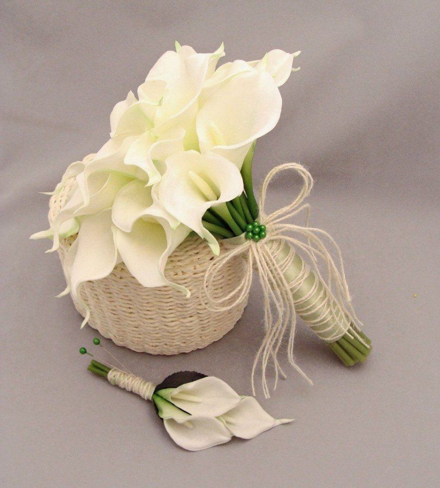 Букет невесты и бутоньерка из белых калл, завязанный белой ниткой и зеленой брошью из бусин,  на бежевом фоне стола - фото 3077215 Цветочный салон "Флора 76"