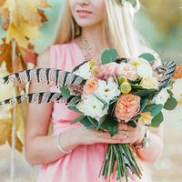 Девушка с букетом. Осень
Букет из живых цветов со вставками сухо цветов лотоса и перьями фазана