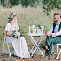 Жених и невеста за декорированном столике