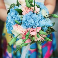 Букет невесты из розовых эустом и голубых гортензий