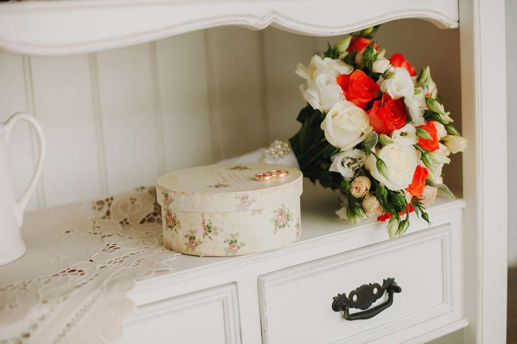 Букет невесты из белых эустом, белых и красных роз, декорированный белой лентой и круглой брошью из белого жемчуга  - фото 3596495 Ателье Идеальных Свадеб, агентство