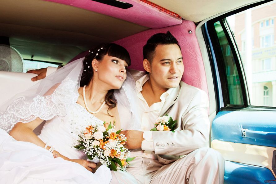 Жених и невеста в свадебном лимузине - фото 3095283 Фотограф Марина Левашова