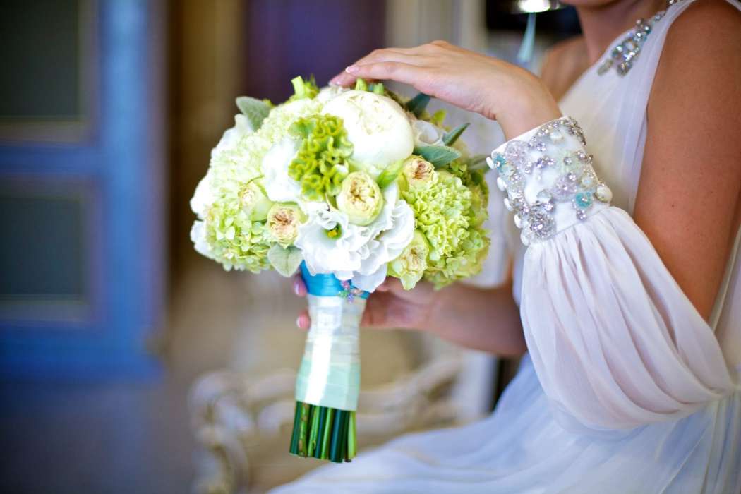 Невеста в оригинальном платье букетом невесты из белых эустом и пионов, бело-зеленой розы, салатовой целозии и вибурнума, - фото 3097275 Флористика и декор "Vanilla"