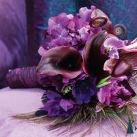 Букет невесты из калл, гортензий, орхидей и анемонов в фиолетово-сиреневых тонах