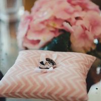 Розовая подушечка для колец на свадьбе в стиле Шеврон
