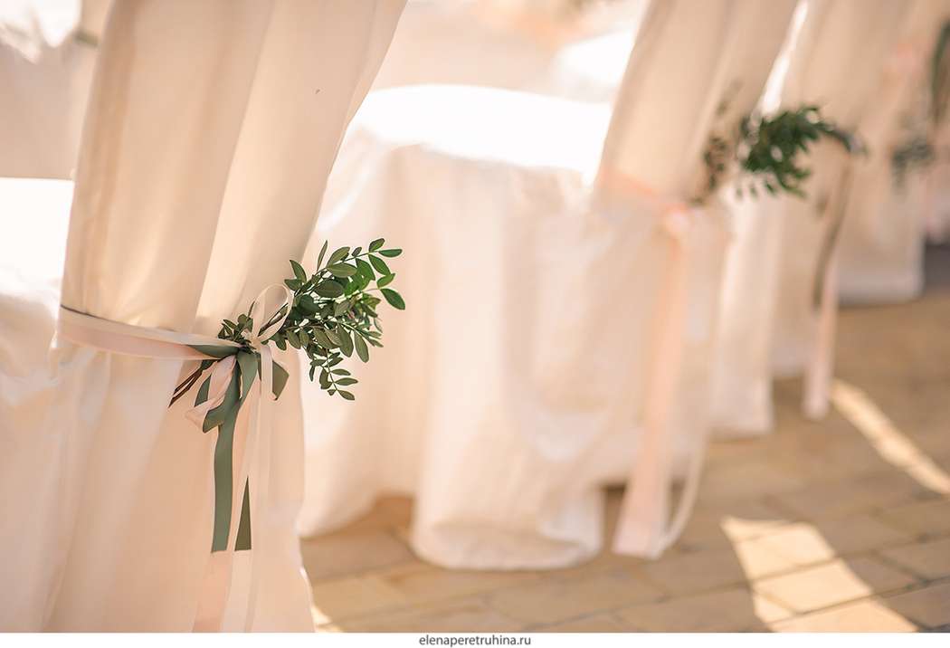 Основным цветом свадьбы стал зеленый, он был повсюду: в яркой траве, сочной листве деревьев, в декоре, в букете. Эту яркую ноту сопровождали припыленные оттенки персикового и оливкового.  - фото 3135671 Азбука Дизайна - свадебный декор