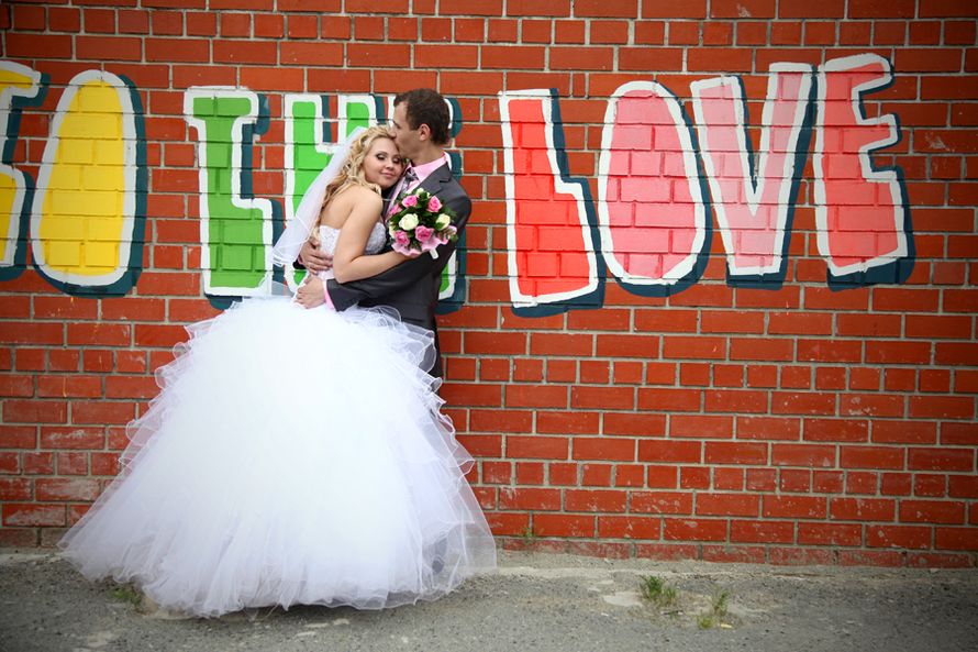 Жених и невеста, прислонившись друг к другу, стоят на фоне красной кирпичной стены - фото 3135767 Фотограф Денис Черников