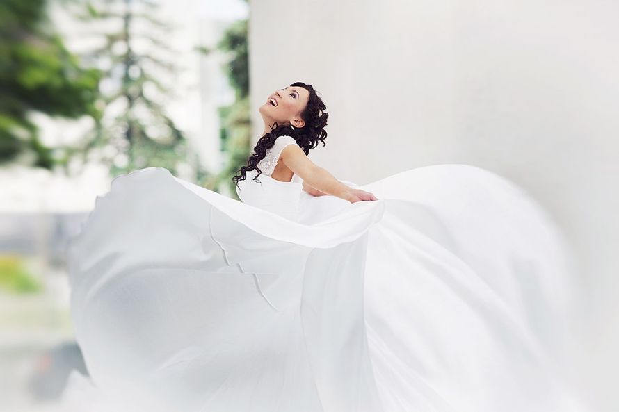 Невеста в белом длинном платье стоит возле белого здания - фото 3199309 Ведущая Лия Фабер