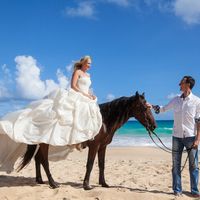 жених и невеста, съемка в Доминикане,  пляж Макао, океан, улыбка, любовь, счастье, лошадь