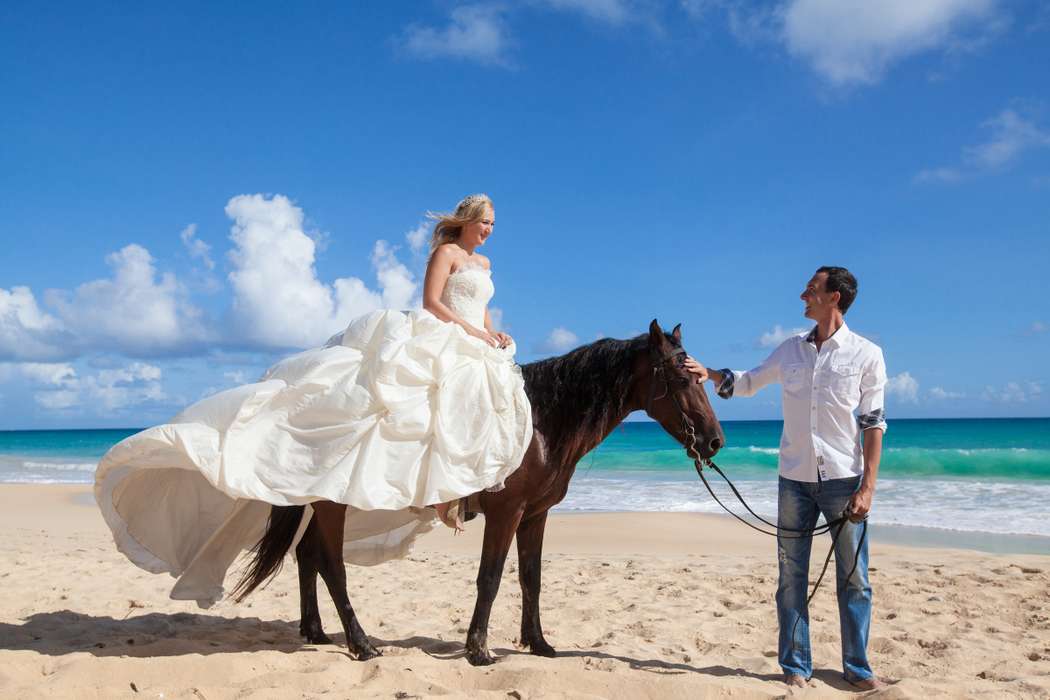 жених и невеста, съемка в Доминикане,  пляж Макао, океан, улыбка, любовь, счастье, лошадь - фото 3226131 Фотограф и организатор в Доминикане Елена Бухтоярова