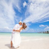 жених и невеста, съемка в Доминикане,  пляж Баваро, океан, поцелуй, любовь, счастье, молодость, небо