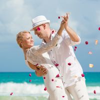 жених и невеста, съемка в Доминикане,  пляж Макао, океан, улыбка, любовь, счастье, молодость, свадьба, лепестки роз