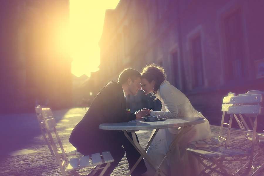 Жених и невеста, держась за руки, сидят на улице за столиком - фото 3228139 Фотограф в Праге Игорь Павлов