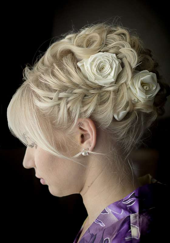 Невеста с прической из боковых французских кос, собранных в пучок на затылке, с белыми розами - фото 3260991 Свадебный стилист Чумичёва Татьяна