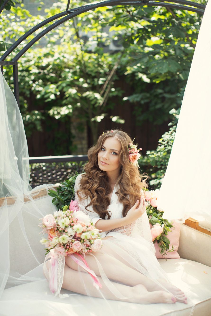 Невеста в белом длинном платье сидит на скамье украшенной цветами - фото 3328053 Невеста01