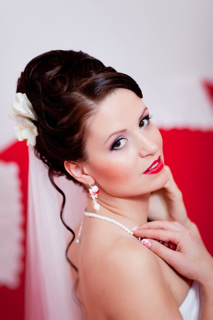 Невеста с прической из собранных волос высоко на затылке, с локоном на виске, с классическим макияжем, на губах ярко красная - фото 3245279 A and C Wedding - свадебное агентство 
