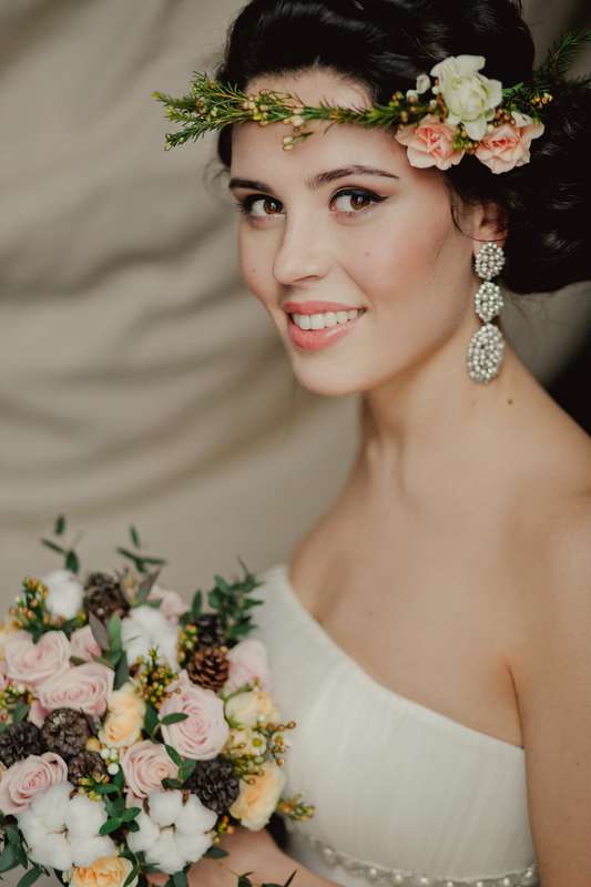 Невеста с прической из локонов, собранных в пучок на затылке, с  классическим макияжем - фото 3263881 Amazing Moments - оформление свадеб